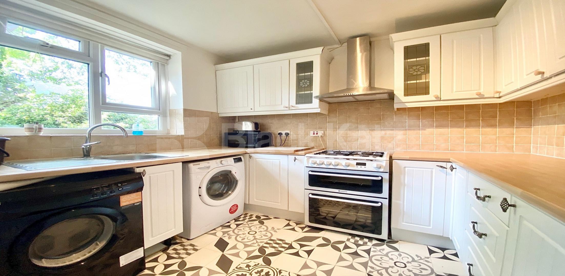 			VIRTUAL TOUR AVAILABLE!, 3 Bedroom, 1 bath, 1 reception Apartment			 King Henrys Walk, DALSTON N1